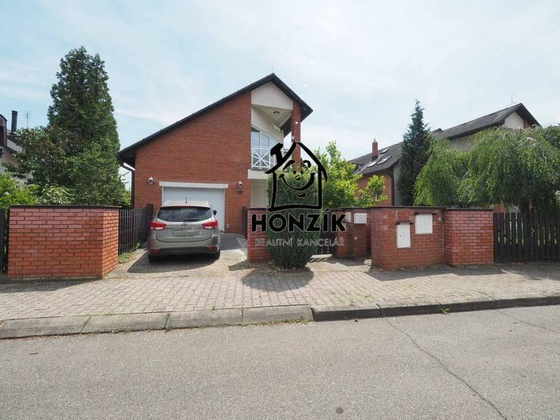 Rodinný dům 6+1/2xB, G, terasa, UP 560 m2, pozemek 877 m2, Praha 10 Uhříněves