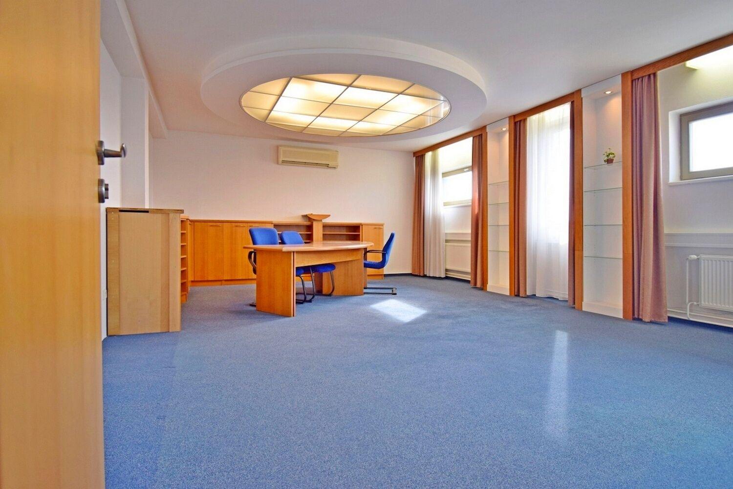 4 kanceláře 192 m2 v administrativní budově na okraji Prahy