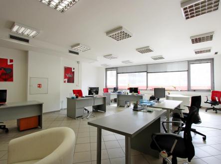 Pronájem kanceláře, 318 m²