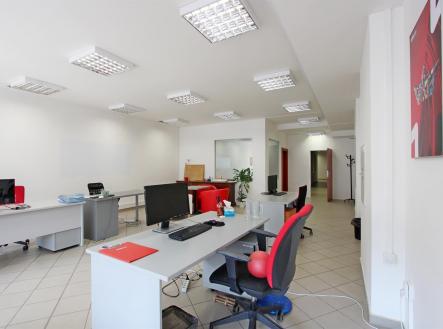 Pronájem kanceláře, 318 m²