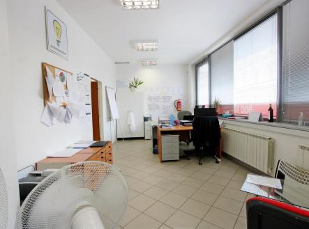 Pronájem kanceláře, 318 m²