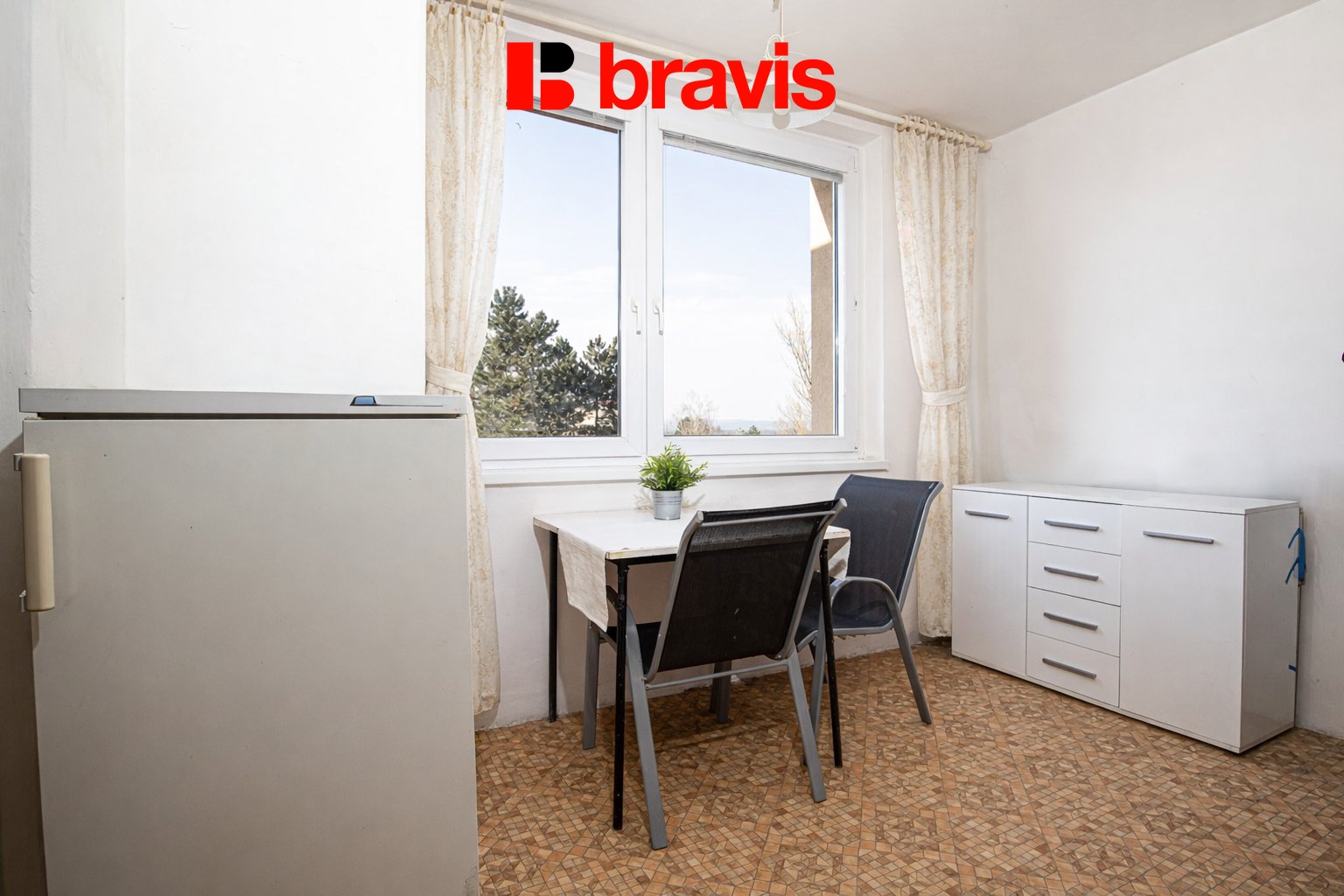 Světlá jídelna s moderním nábytkem