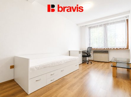 Pronájem pokoje 14m² v bytě 3+1 se zahradou k užívání, sdílené studentské bydlení, Masarykova čtvrť 