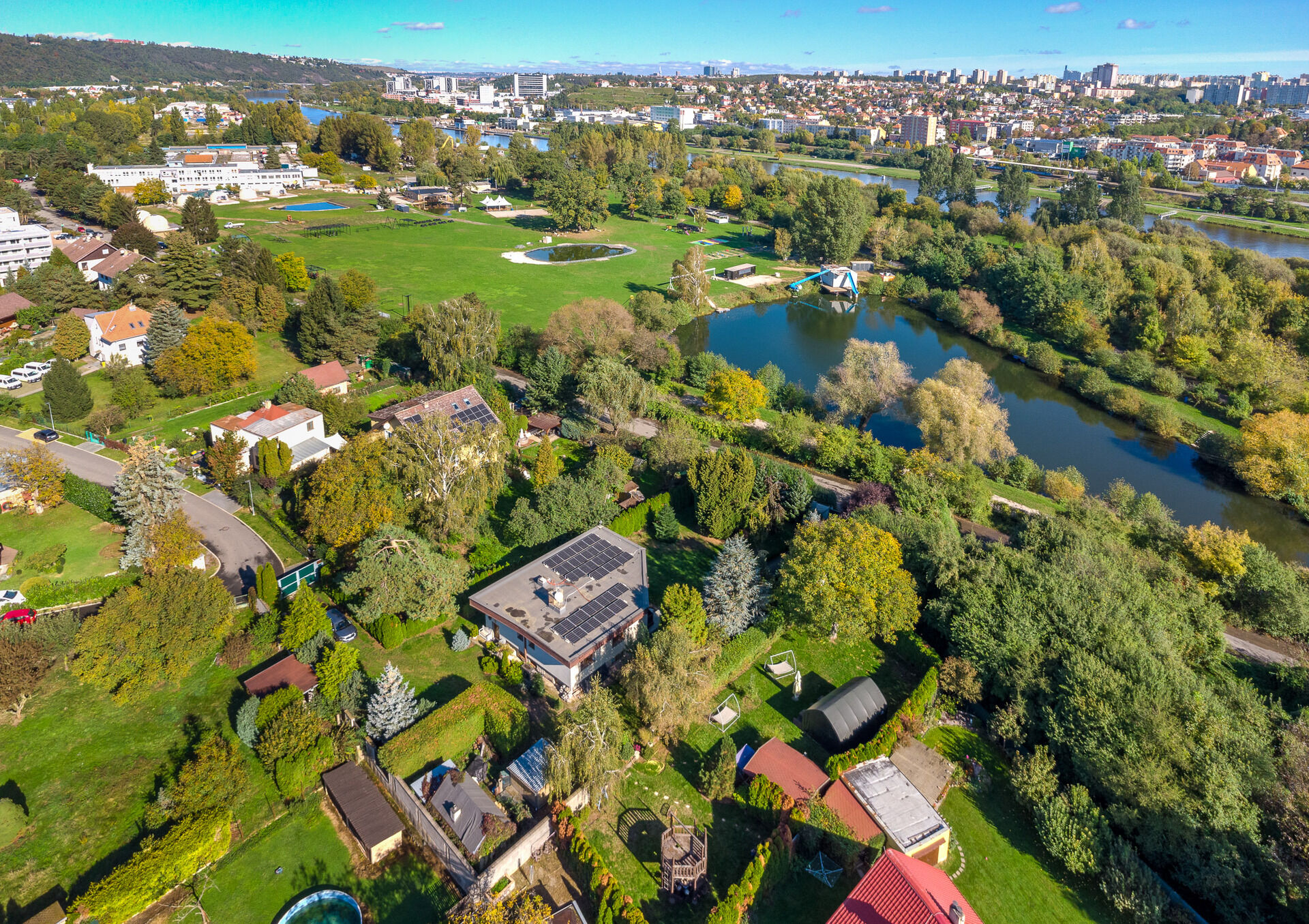 Rozlehlý pozemek 2041 m2 s rodinným domem, už. plocha domu 220 m2,  okrasná zahrady, Praha 5