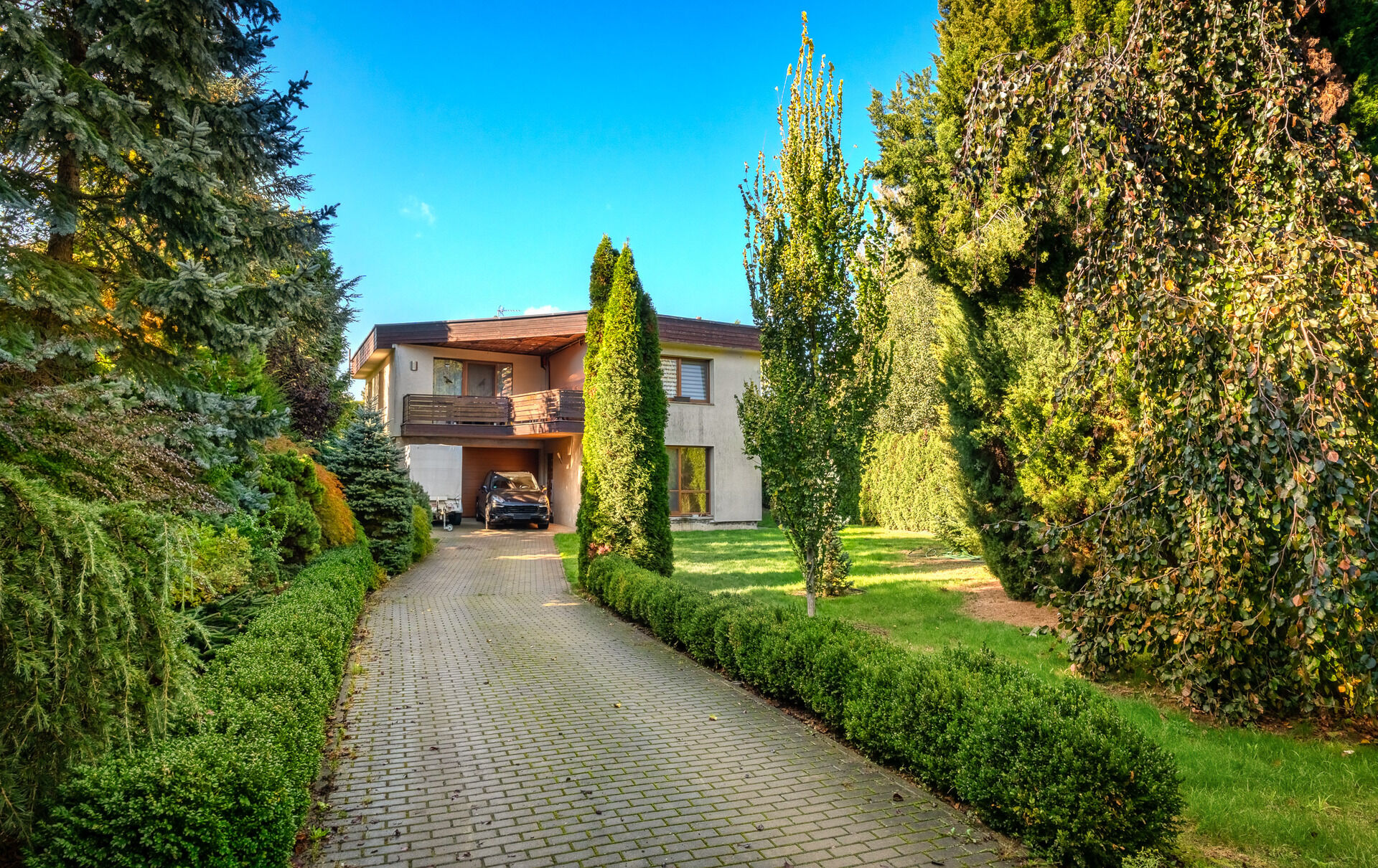 Rozlehlý pozemek 2041 m2 s rodinným domem, už. plocha domu 220 m2,  okrasná zahrady, Praha 5