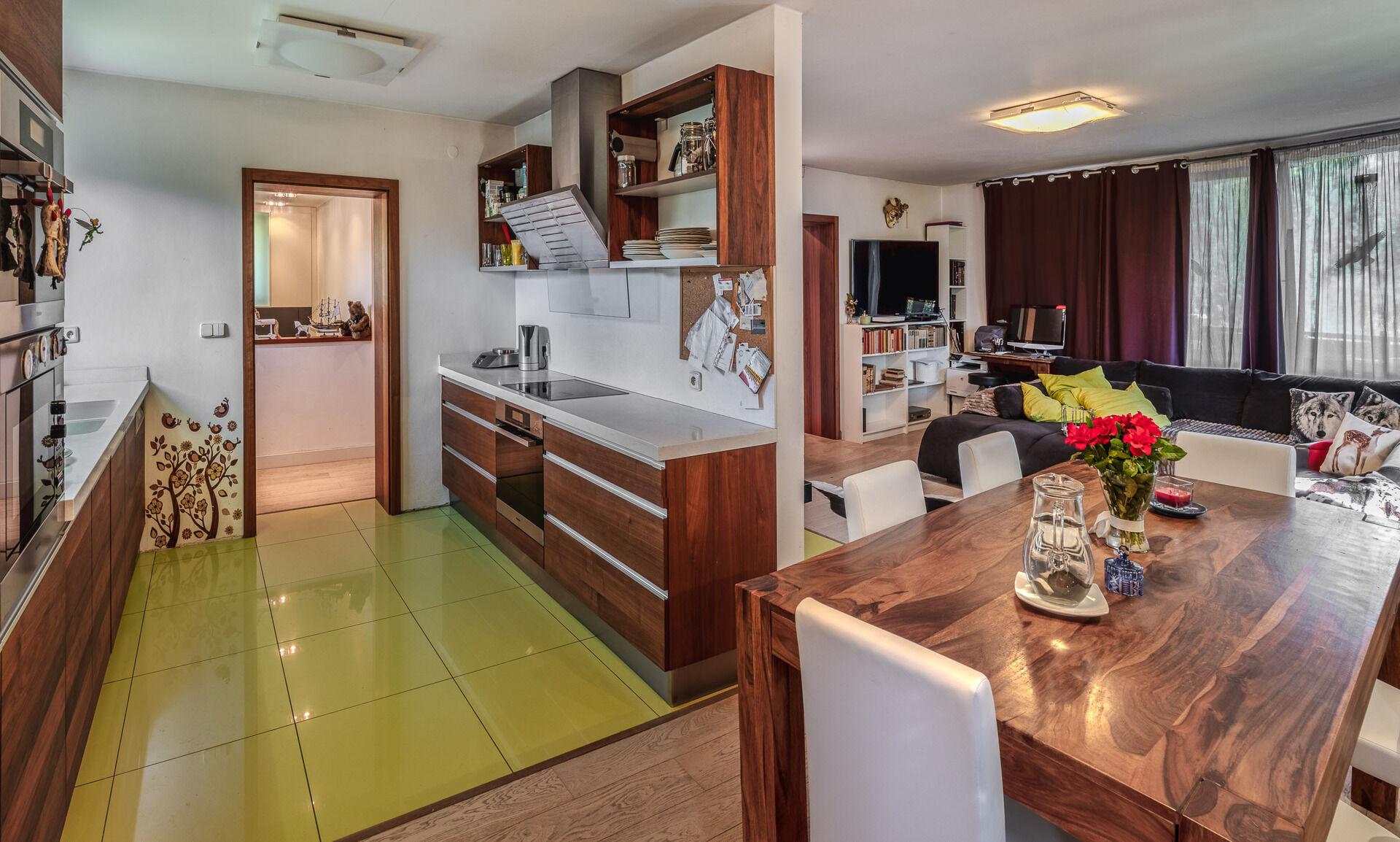 Rodinný dům 5+1, už. plocha 220 m2, garáž, zahrada s pozemkem o celkové výměře 2041 m2