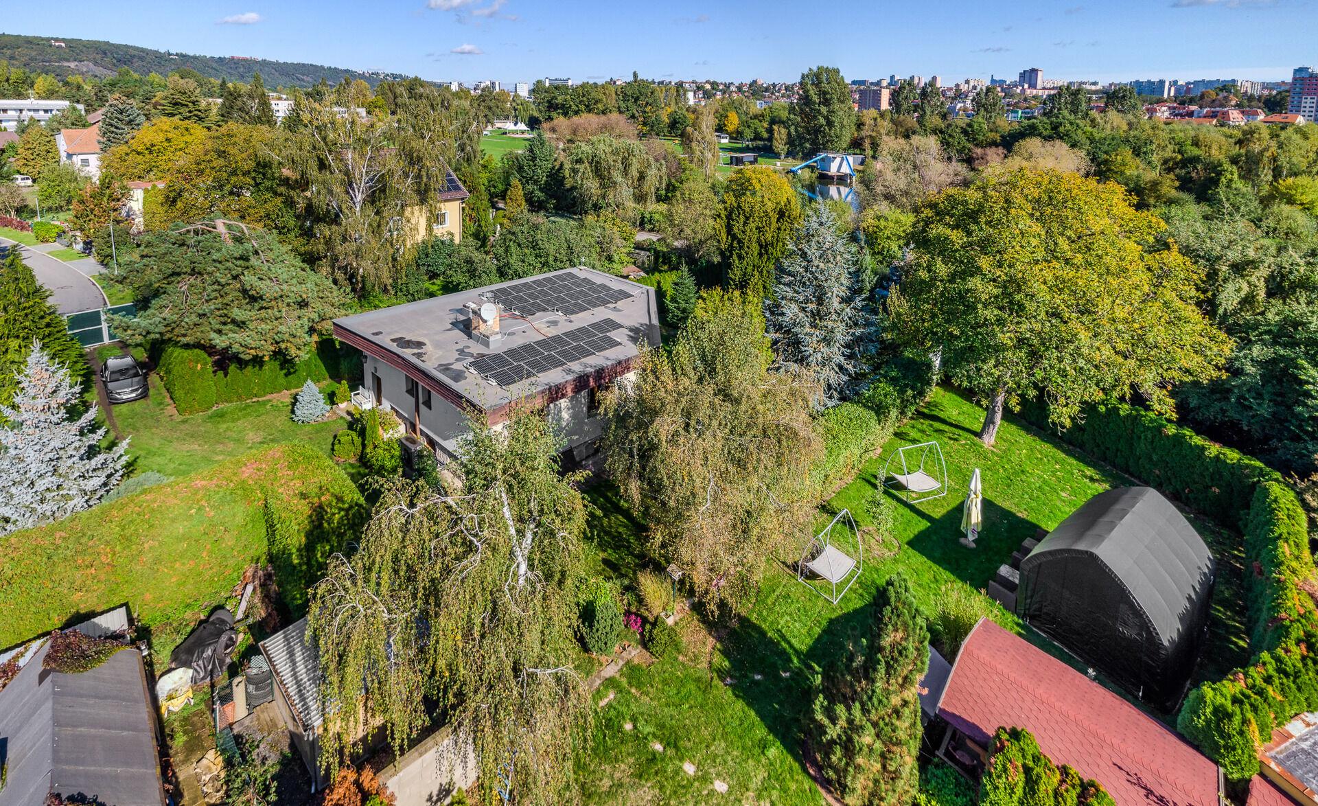 Rodinný dům 5+1, už. plocha 220 m2, garáž, zahrada s pozemkem o celkové výměře 2041 m2