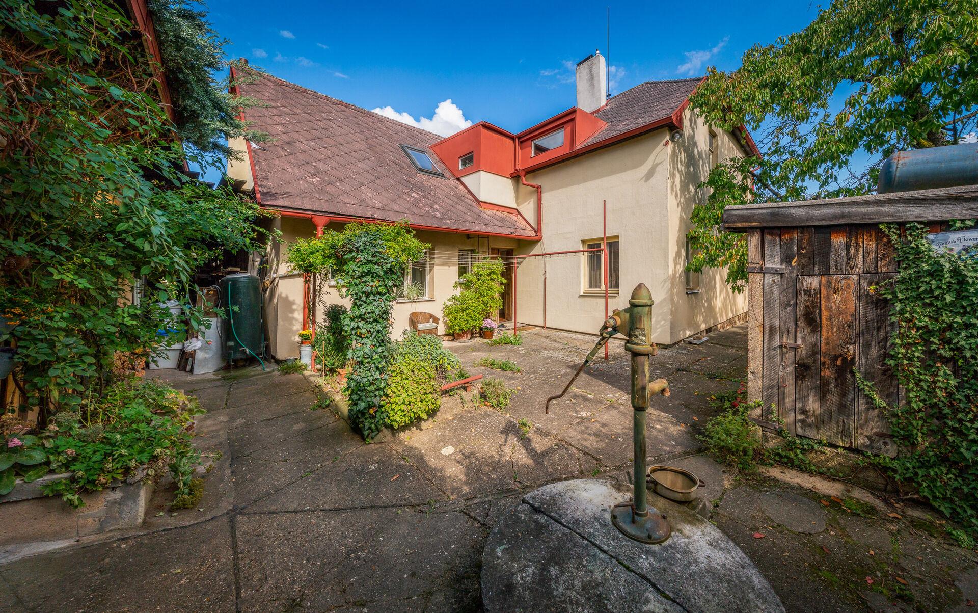 Pronájem dvougeneračního rodinného domu 6+2 200 m² s rozlehlou zahradou 1278 m²