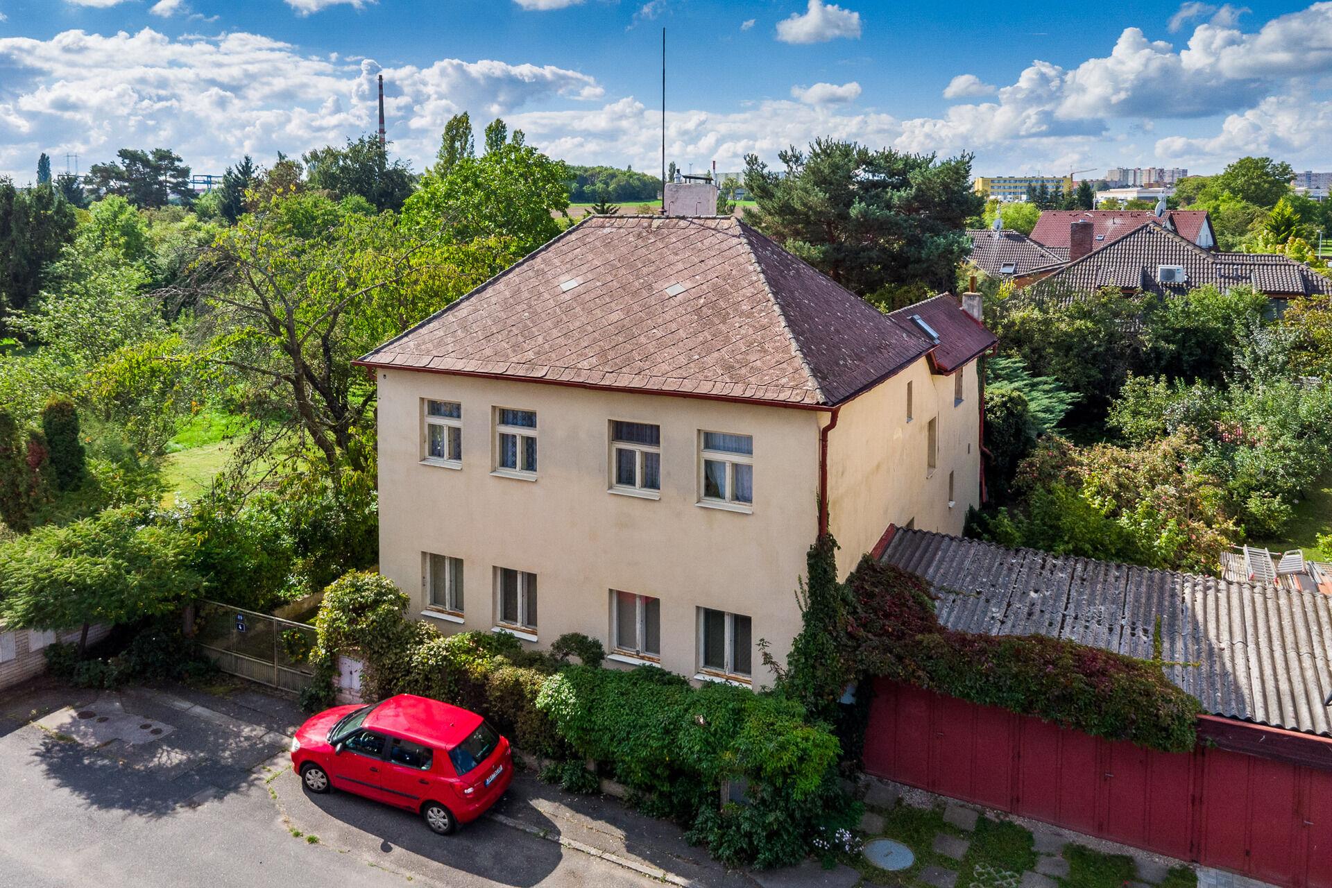 Pronájem dvougeneračního rodinného domu 6+2 200 m² s rozlehlou zahradou 1278 m²