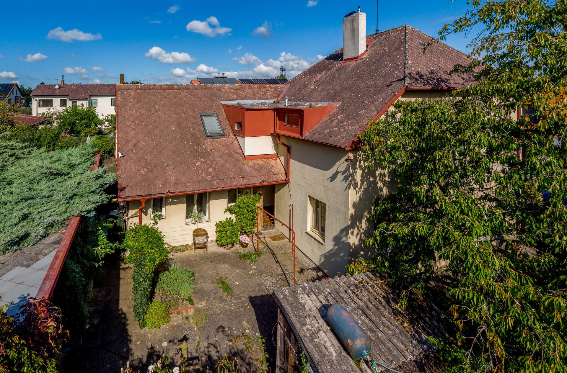 Pronájem dvougeneračního rodinného domu 6+2 200 m² s rozlehlou zahradou 1278 m²