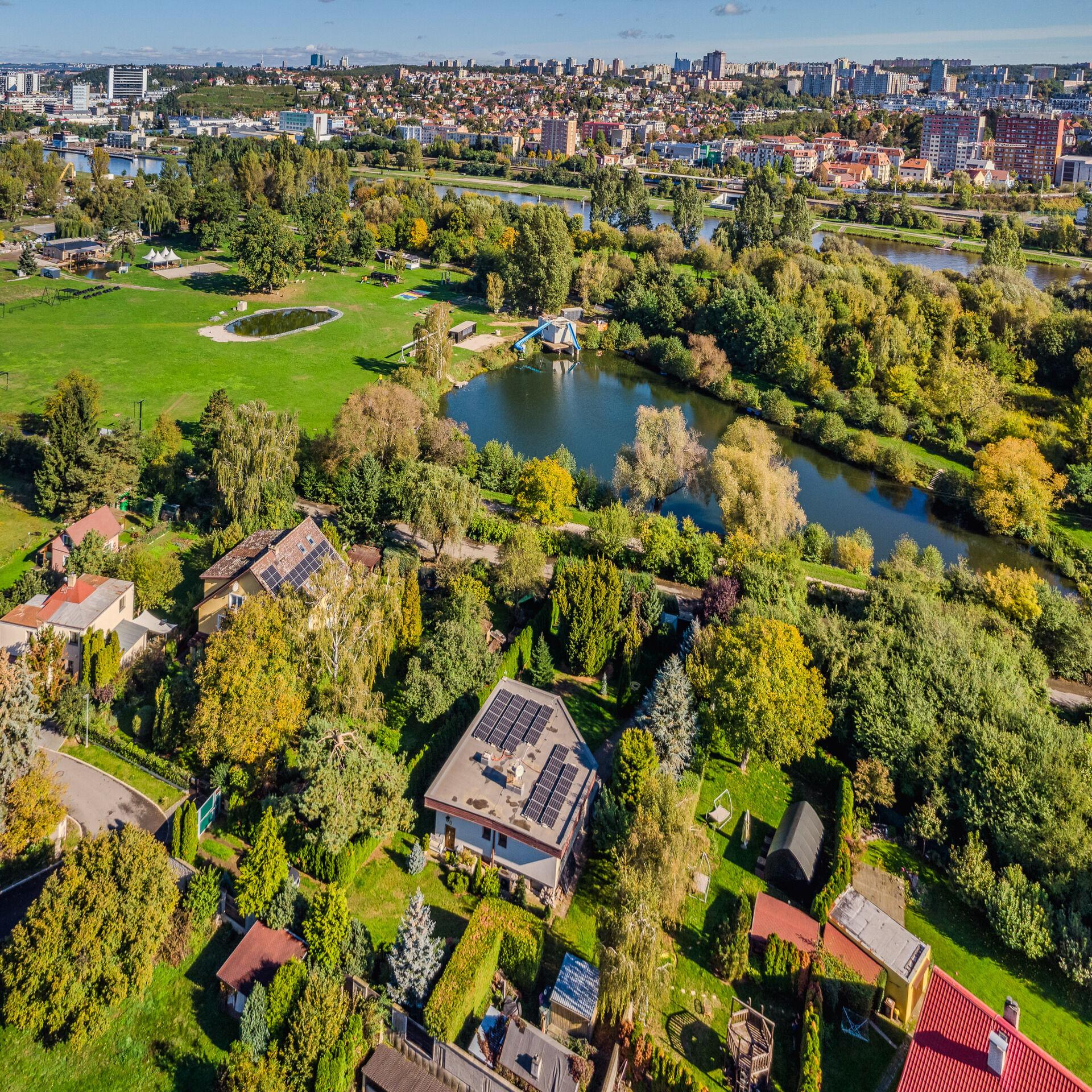 Dvoupodlažní, vícegenerační rodinný dům,  už. plocha 270 m², garáž, pozemek 2041 m²