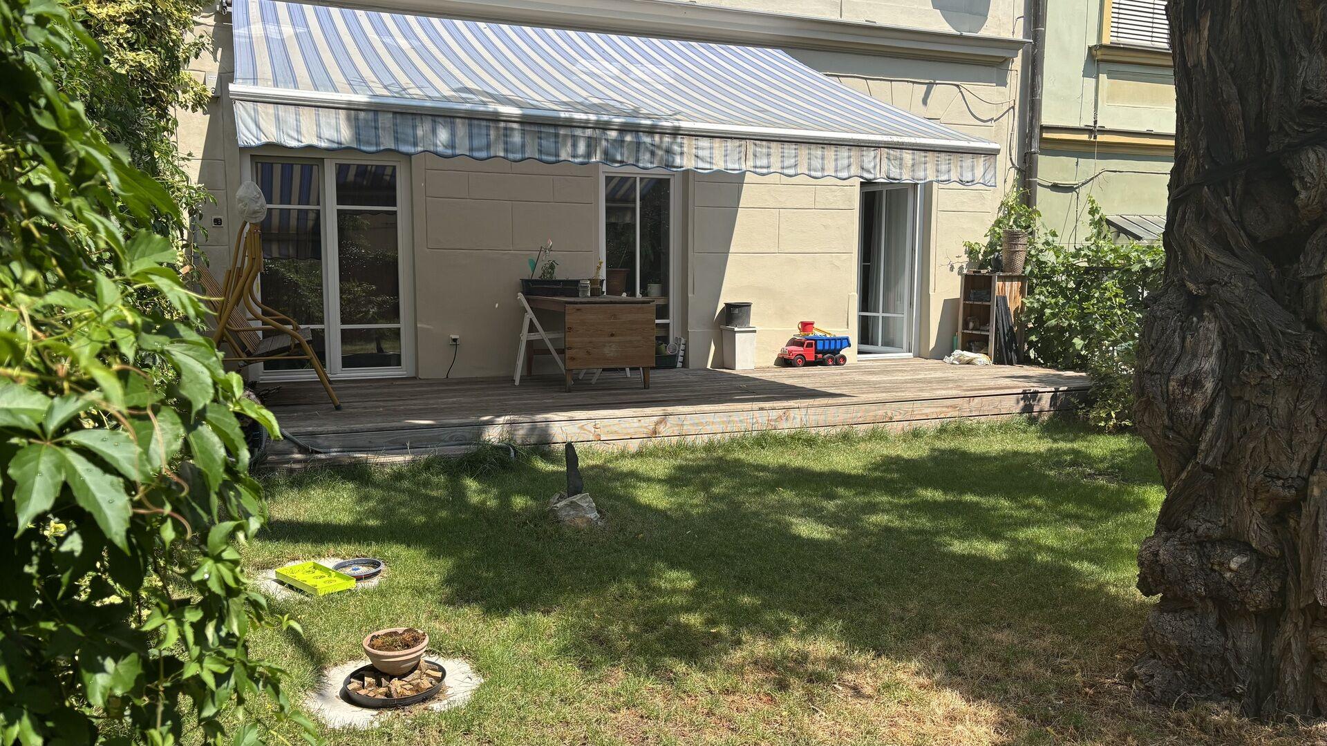 Pronájem rekonstruovaného 2+1 se zahradou,  80 m² , terasa 20 m2, zahrada 45 m2, Praha 6 - Letná