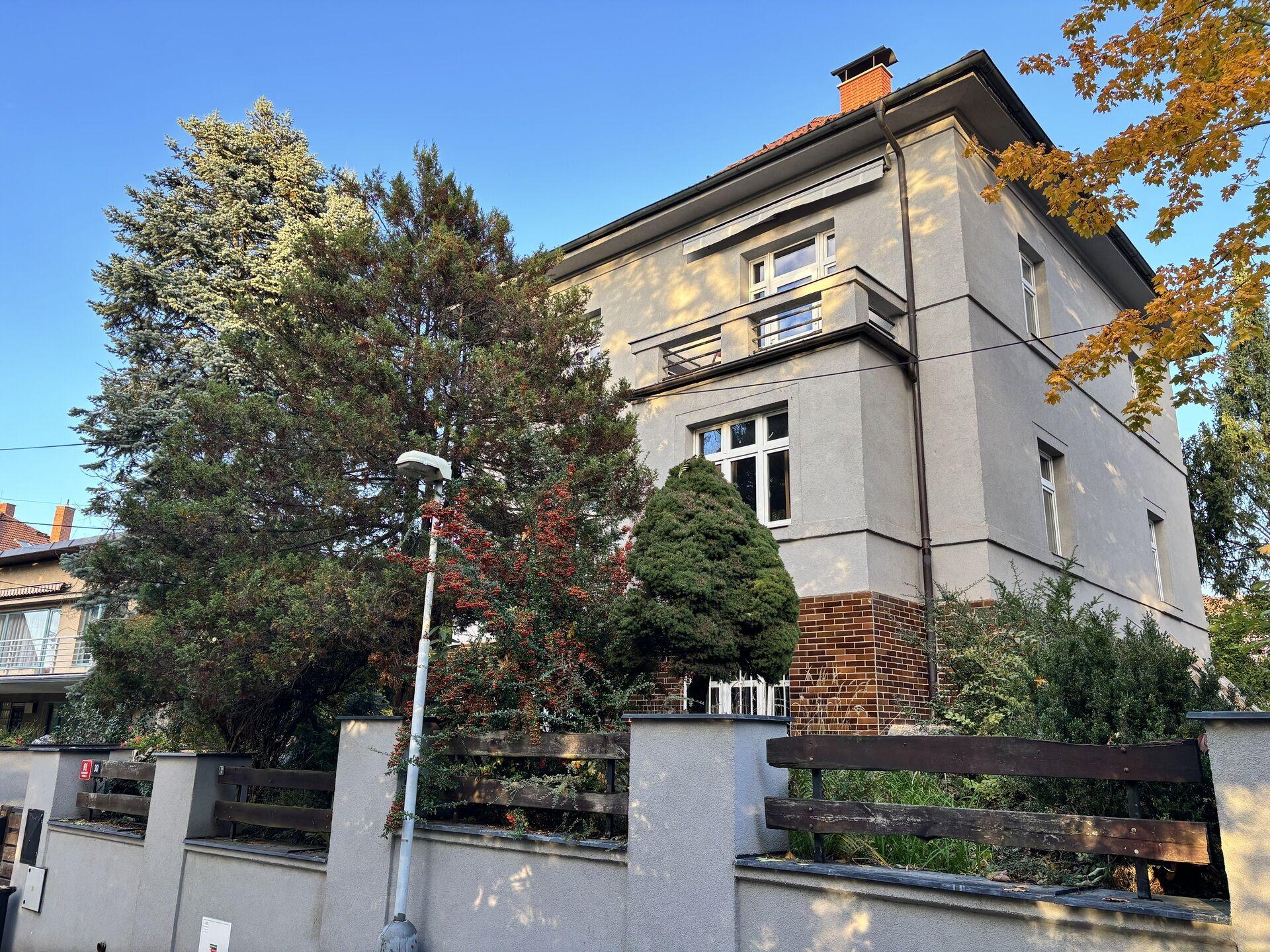 Pronájem příjemného a prostorného 3+1 96 m2, 2. nadzemní podlaží, balkon, Praha 4, Hodkovičky
