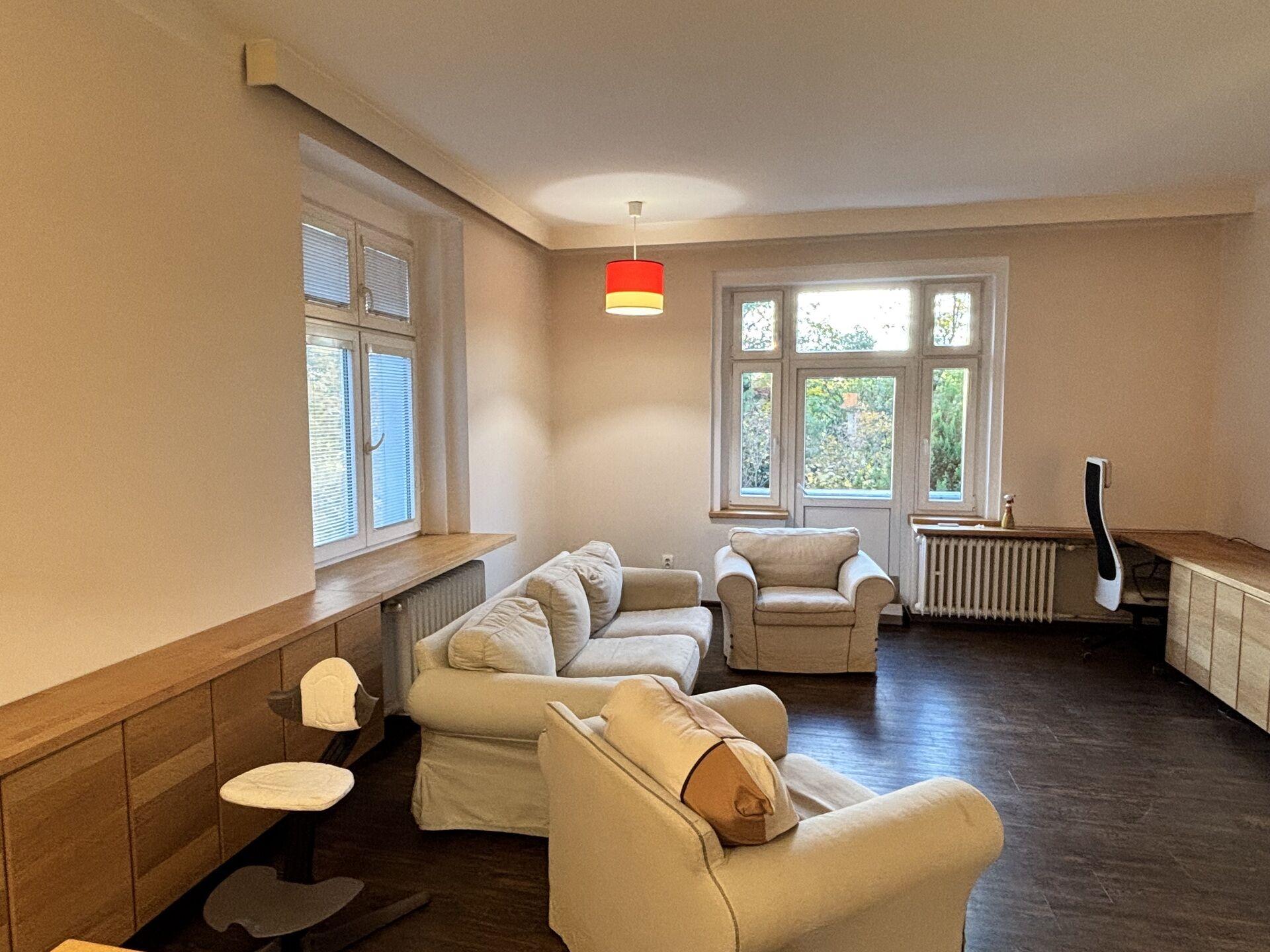 Pronájem příjemného a prostorného 3+1 96 m2, 2. nadzemní podlaží, balkon, Praha 4, Hodkovičky