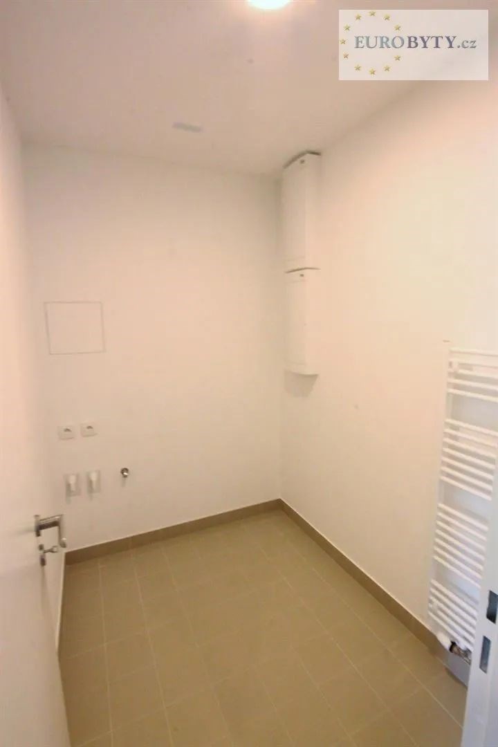 prázdná místnost s kachličková podlaha a radiátor