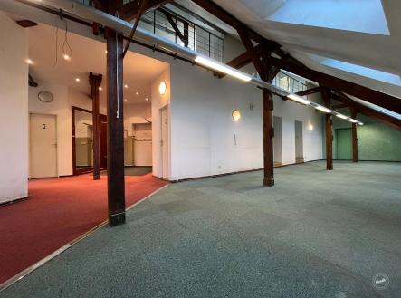 Pronájem kanceláře, 400 m²