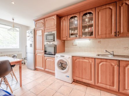 Prostorný byt 4+1 se zasklenou lodžií o celkové ploše 94 m² – Praha 9, Kyje