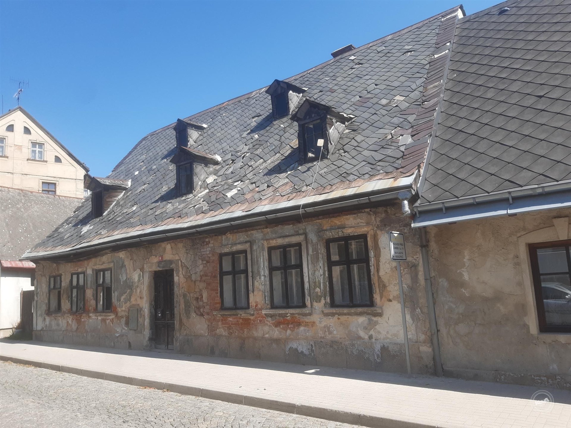 Přestože je tato nemovitost k celkobé rekonstrukci, její historie a charakter nabízí unikátní příležitost pro renovaci.