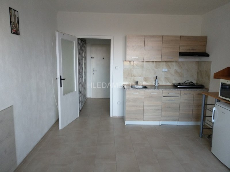 Pronájem bytu Praha 8 Kobylisy 1+kk s lodžií Kyselova