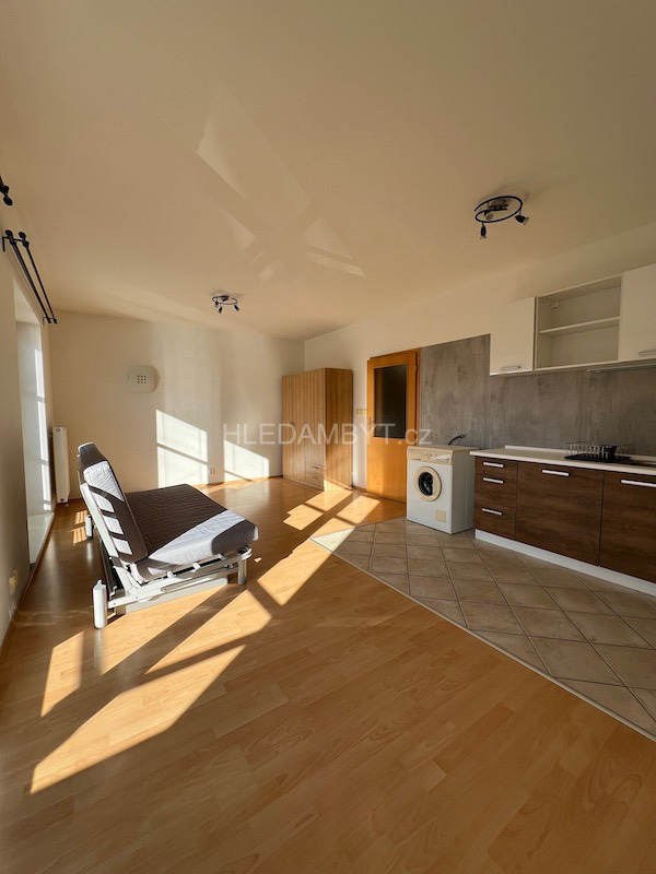 Pronájem bytu Praha 10 Kolovraty 1+kk s balkonem a parkovacím stáním