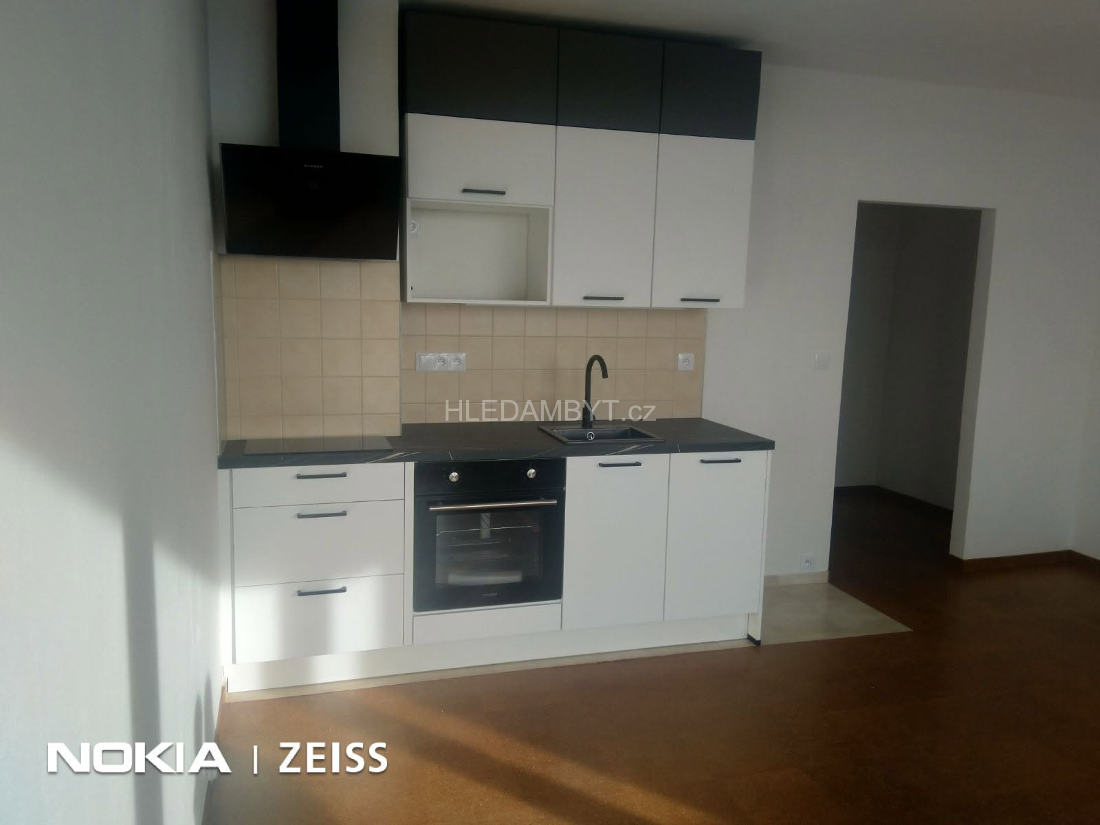 Pronájem bytu Praha 4 Kamýk 1+kk s lodžií Otradovická