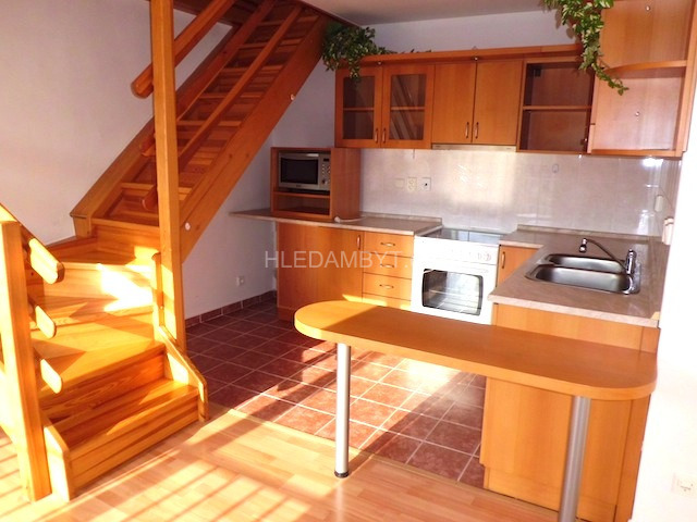 Pronájem Praha východ Šestajovice 2+kk mezonet Komenského