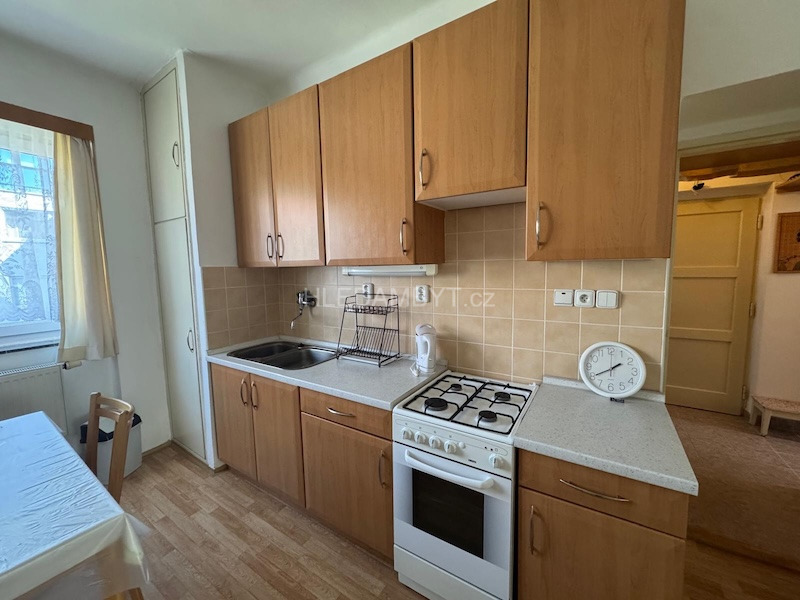 Pronájem bytu Praha 6 Bubeneč 2+1 s balkonem Ve Struhách  