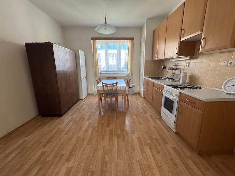 Pronájem bytu Praha 6 Bubeneč 2+1 s balkonem Ve Struhách  