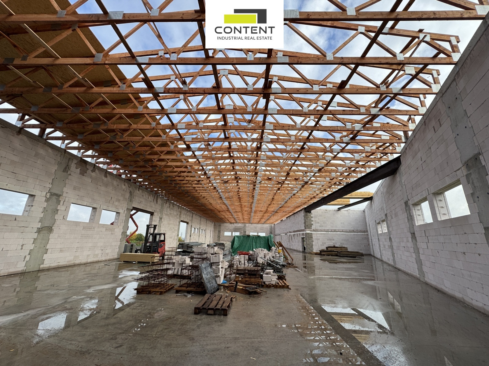 Pronájem sídla společnosti, skladové a prodejní prostory  2357 m²