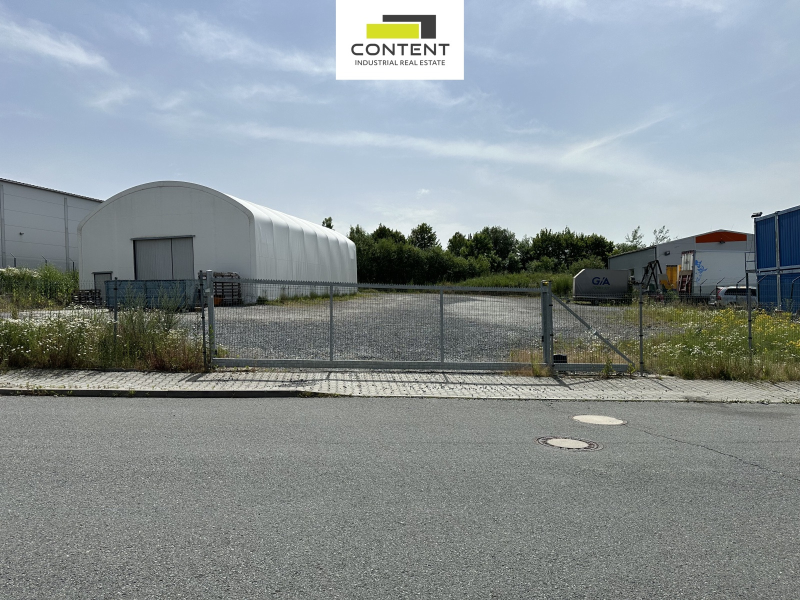 Pronájem zpevněného pozemku o velikosti 2.677 m² na D1, exit 15