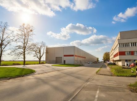 Pronájem skladovací prostor, 2 592 m²