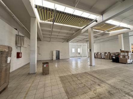 Pronájem - skladovací prostor, 531 m²