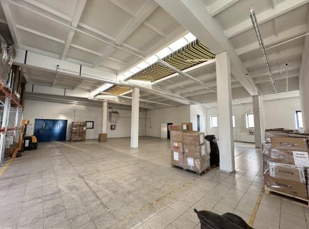 Pronájem - skladovací prostor, 531 m²