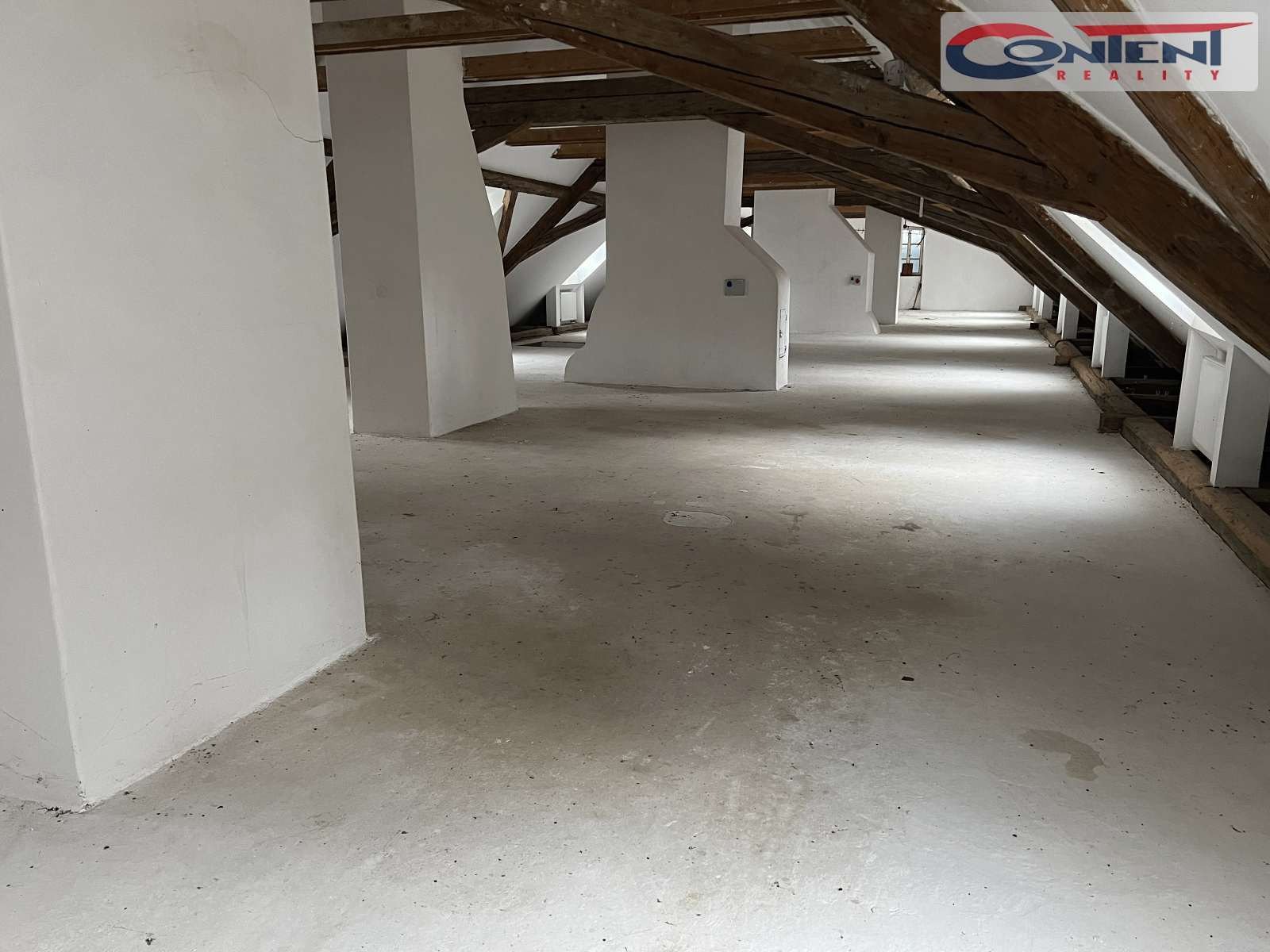 Pronájem samostatného komerčního areálu 18.000 m², Divišov - D1, exit č. 41