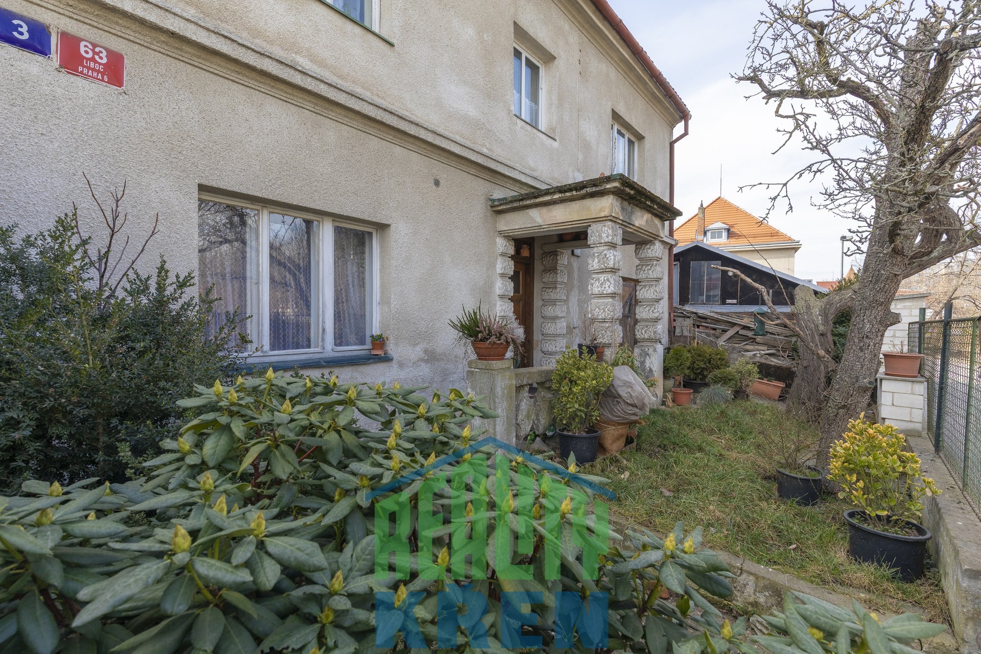 pohled na dům ze zahrady