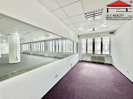 Pronájem - obchodní prostor, 305 m²