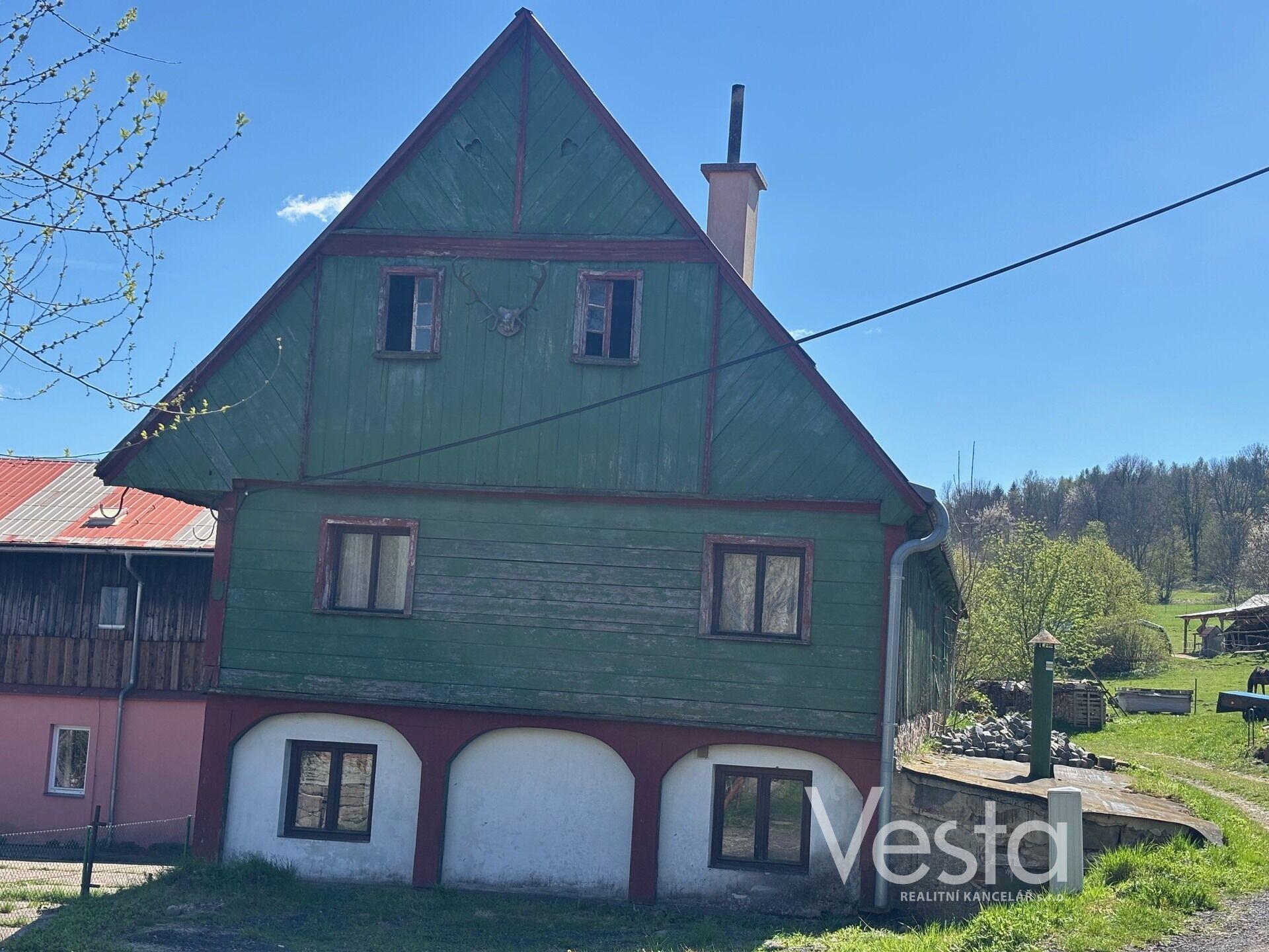 Hospodářské stavení – chalupa na malé vesnici