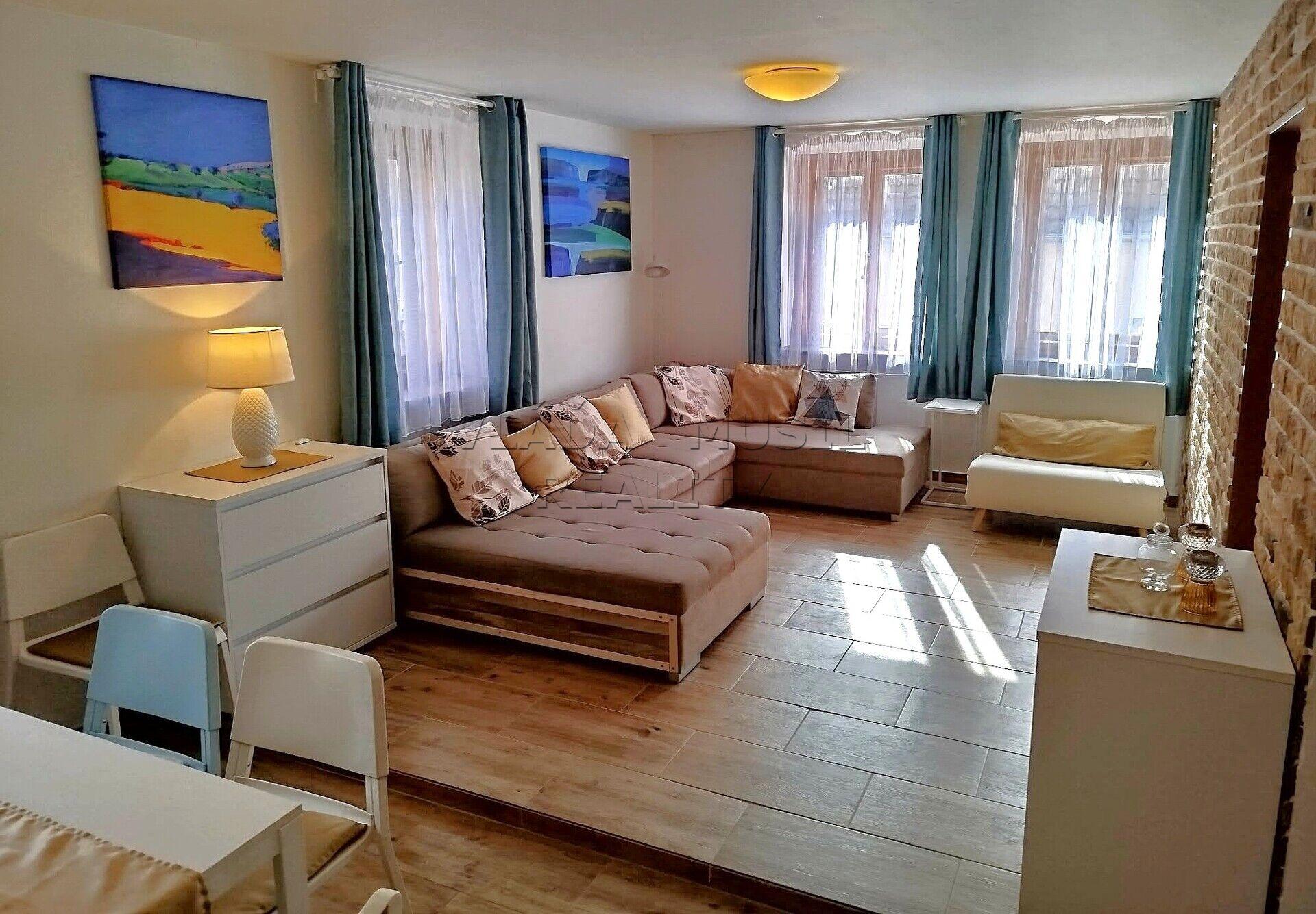 Nájem zrekonstruovaného zařízeného bytu 2+kk, Kácov, okres Kutná Hora.