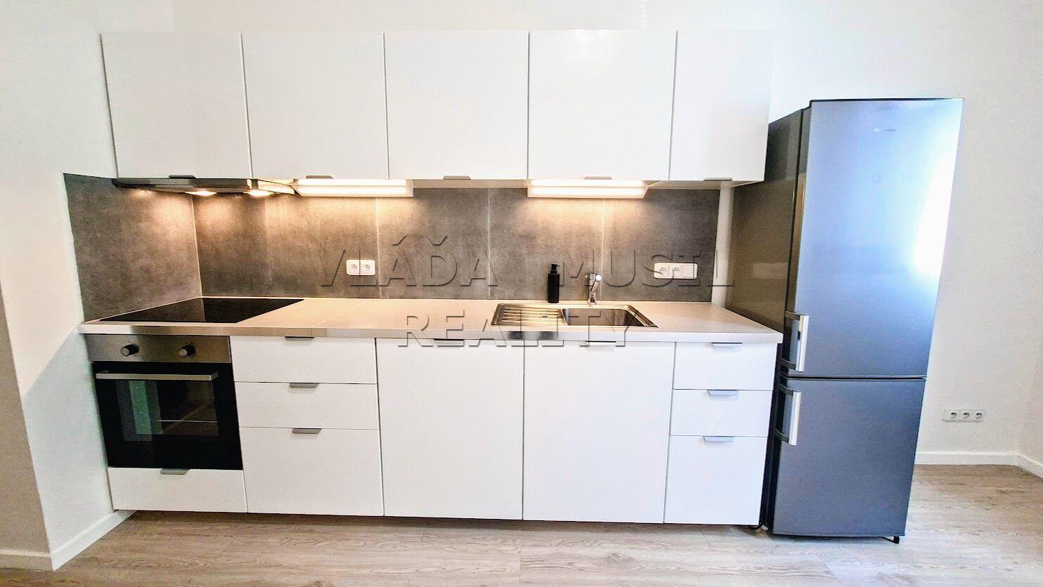 Nájem zrekonstruovaného bytu 2+kk v Praze 8 Libni, ulice Novákových.