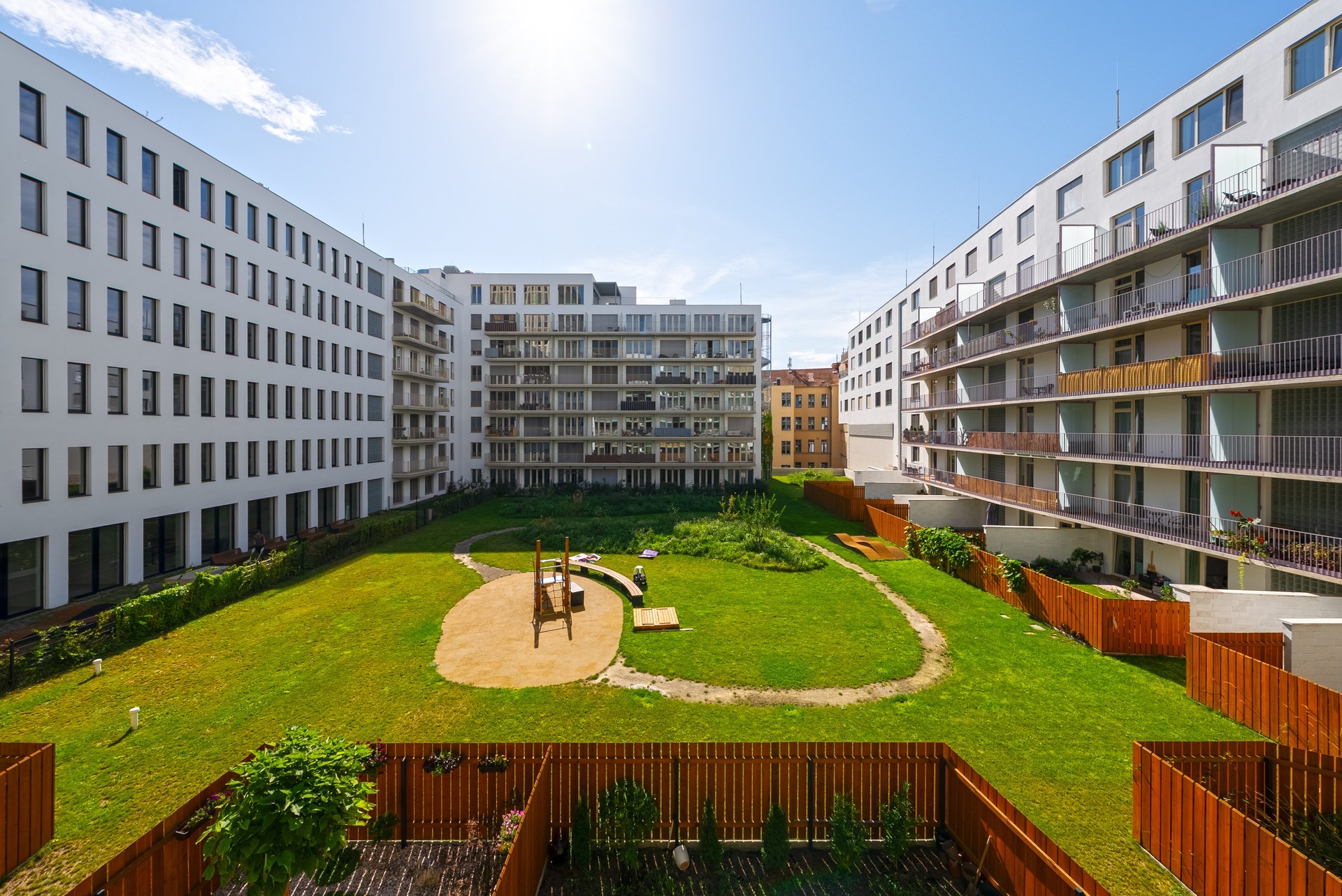 Pronájem pěkného ateliéru 1+kk se spacím koutem a terasou, Brno Trnitá