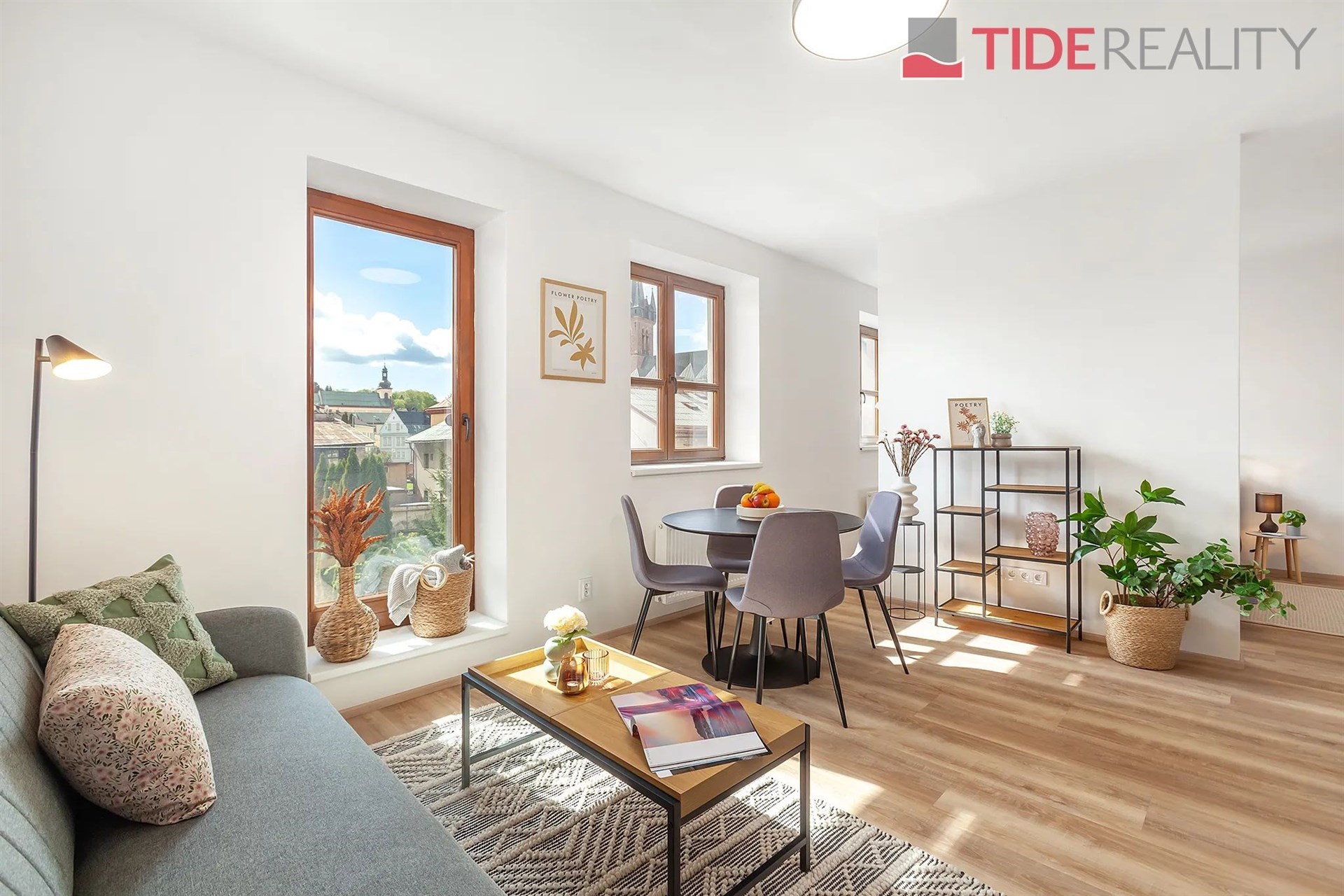 obývák-jídelna s dřevěná podlaha a přirozené světlo