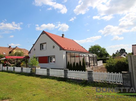 Pronájem rodinného domu 5+1, na pozemku 920 m2, klidná ulice v Řečanech n. Labem