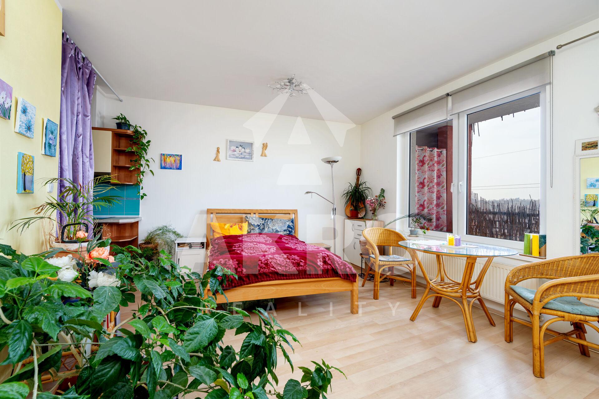 Prodej bytu v osobním vlastnictví 1kk s balkonem Praha 9 Nademlejnská