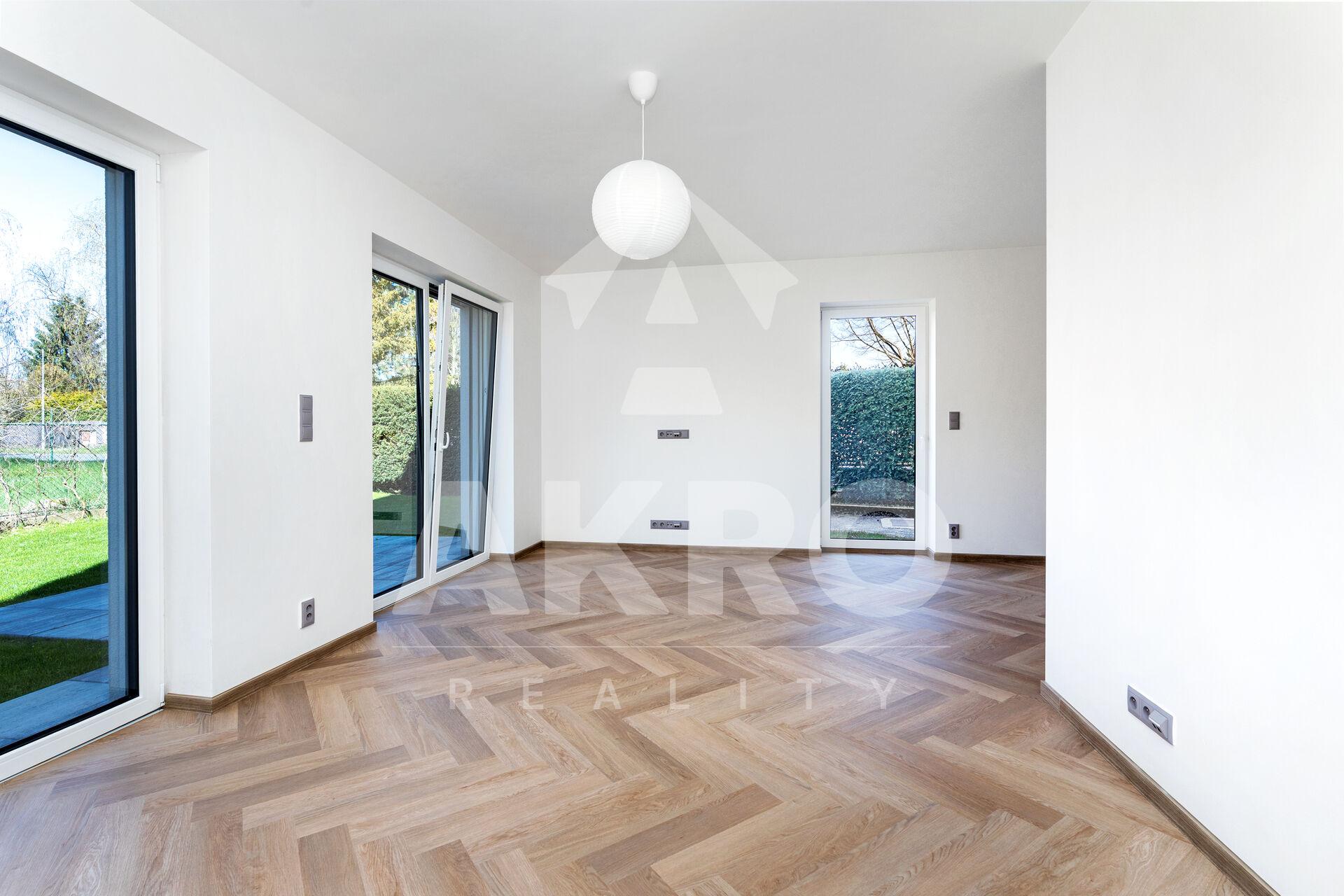 Prodej novostavby 4+kk 140m2, zahrádka 174m2, suterén 19m2, dvě parkovací místa, FVE, PENB B