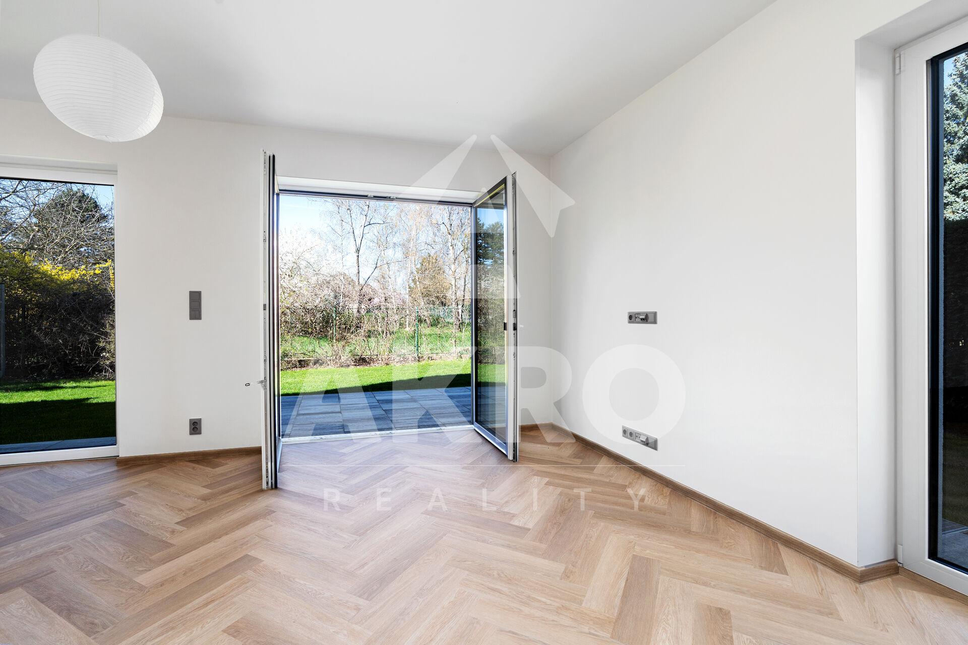 Prodej novostavby 4+kk 140m2, zahrádka 174m2, suterén 19m2, dvě parkovací místa, FVE, PENB B