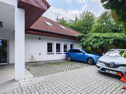 Pronájem domu Praha 5 Zličín - parkování