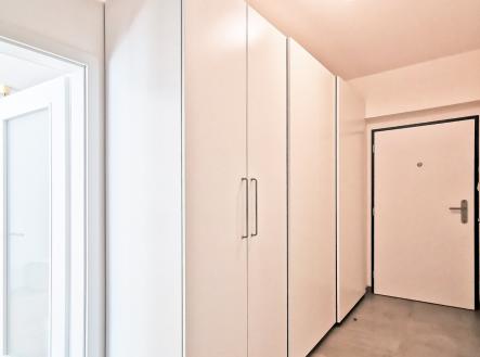 Pronájem bytu Praha 8 Karlín Breitfeldova - předsíň