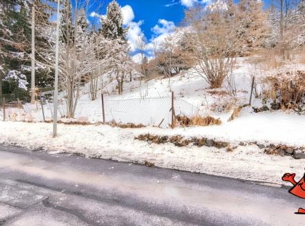 Parcela na prodej Volfartice - další pohled od cesty