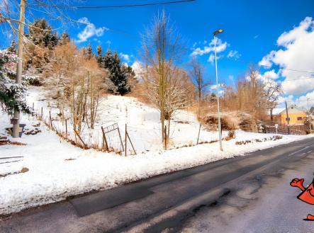 Parcela na prodej Volfartice - pohled od silnice