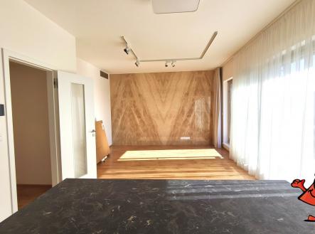 Malešická 3+KK s Terasou a 2x gar - obývací pokoj